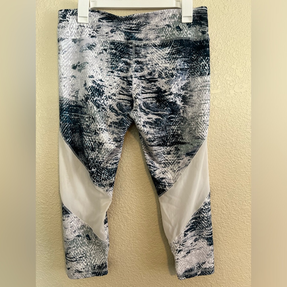 🤍 NWOT Fabletics Mid-Rise Powerhold Capri Leggings - Picture 4 of 9